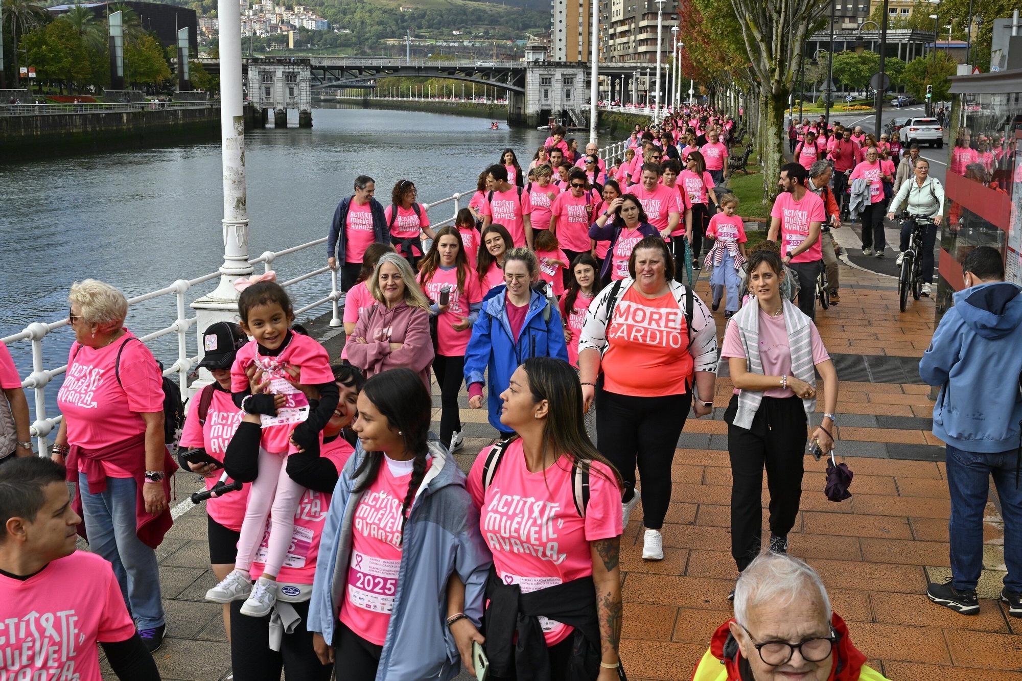 En imágenes: los paraguas tiñen la marea rosa de Bilbao