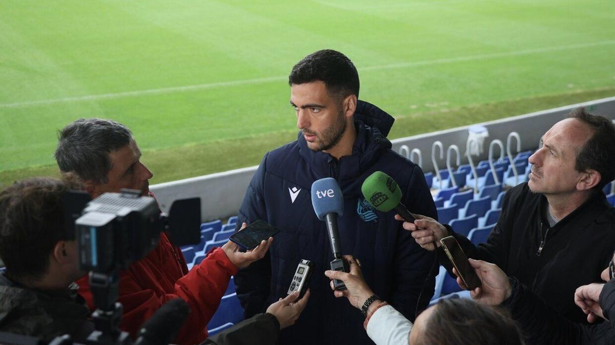 Mikel Merino atiende a los medios en Zubieta.