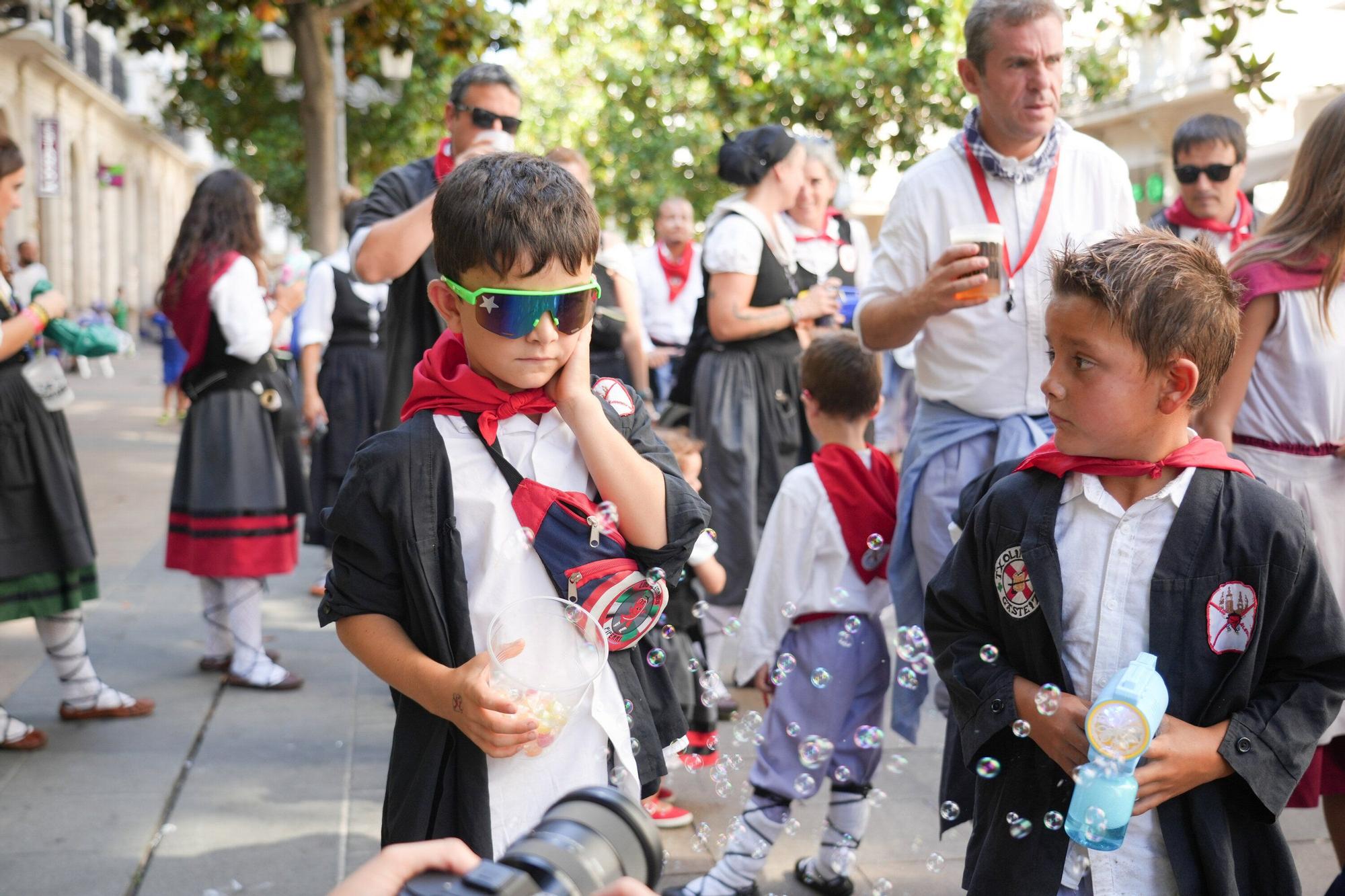 En imágenes: Celedón Txiki y Edurne lideran el paseíllo a pesar del calor