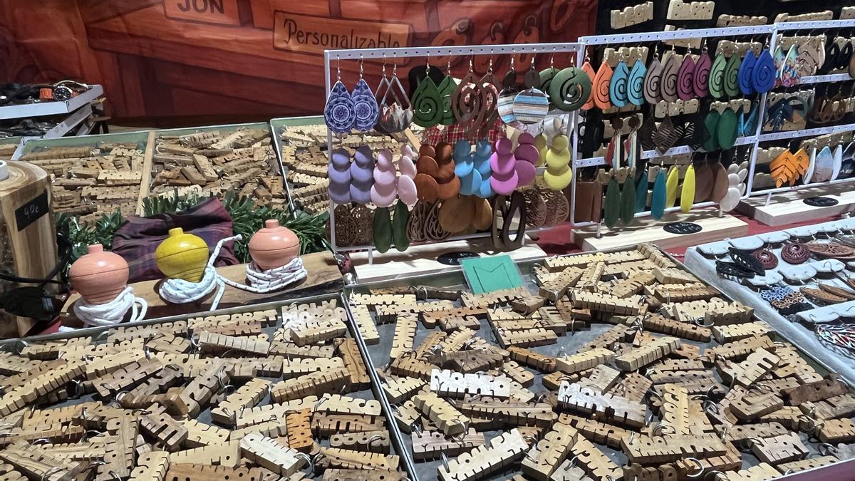 En su caseta Jon Antón vende productos de madera hechos a mano por él mismo