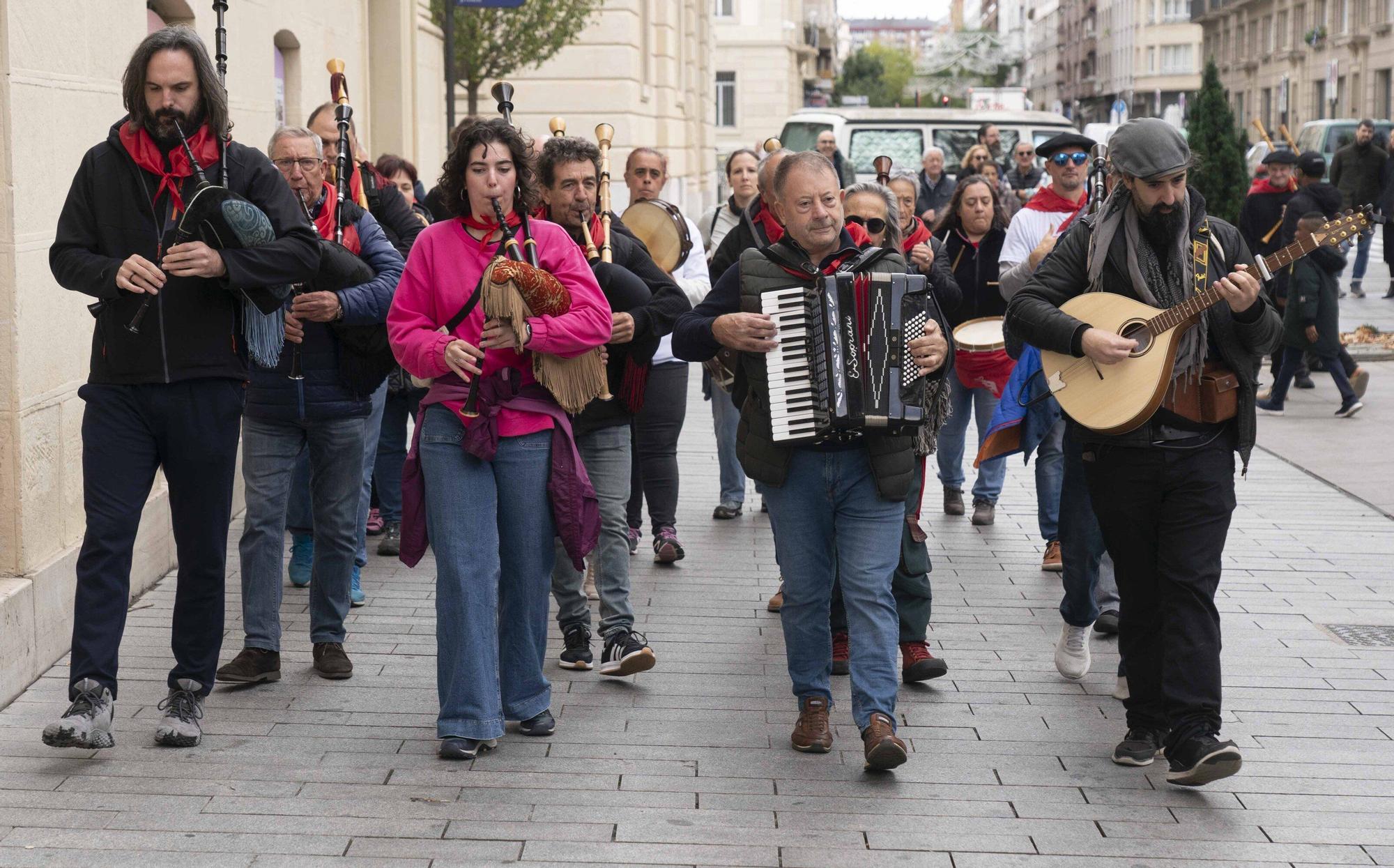 En imágenes: Kalejira por el centro de Vitoria del Aintzina Folk