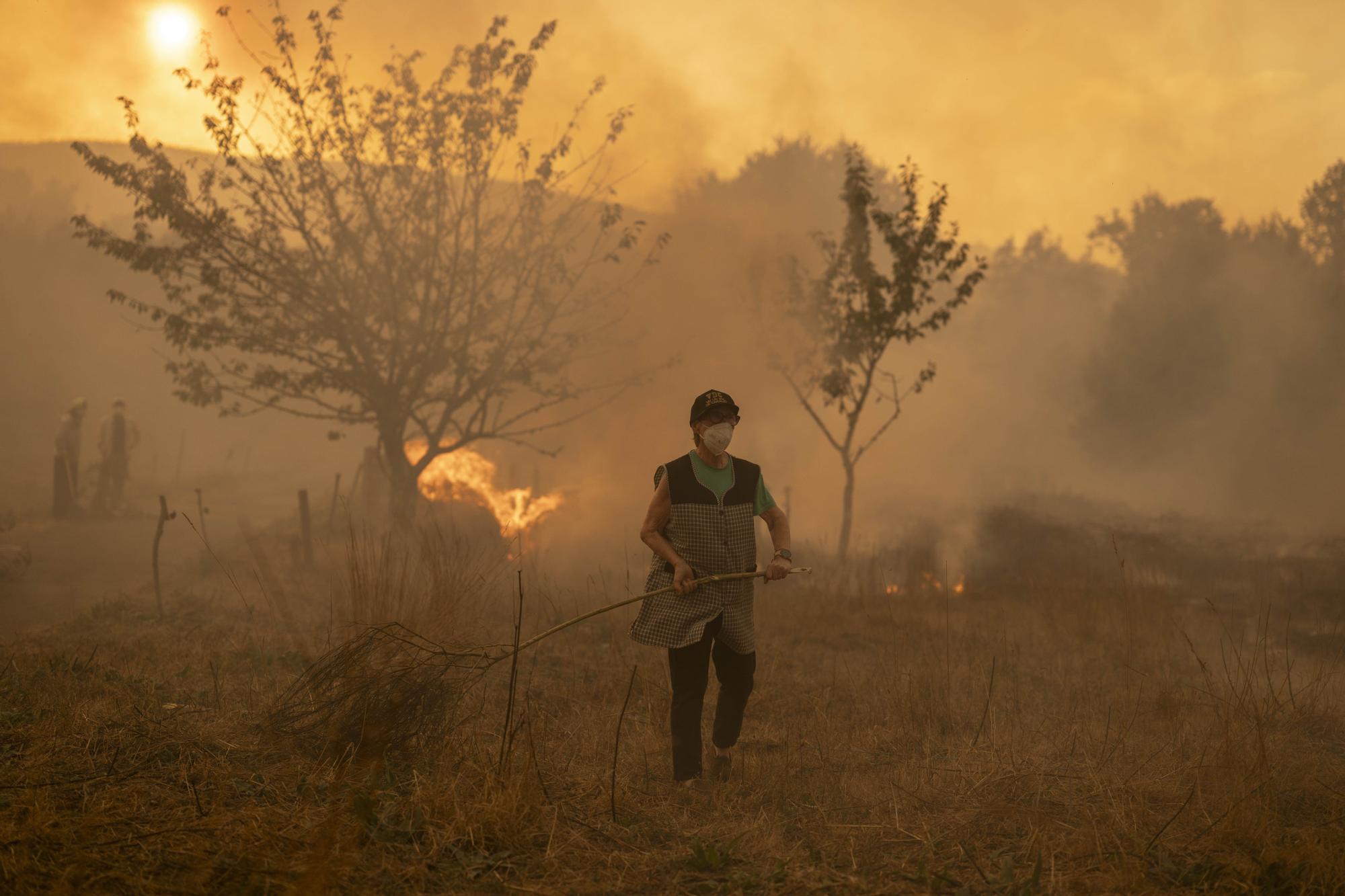 Los incendios no dan tregua en Ourense: los vecinos trabajan en labores de extinción del fuego de Carballeda de Avia