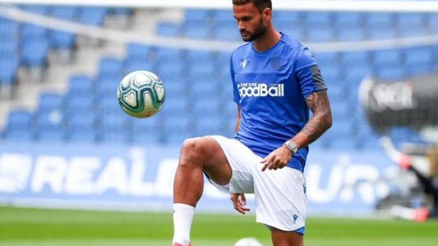 Willian José calienta antes de un partido de la temporada pasada.