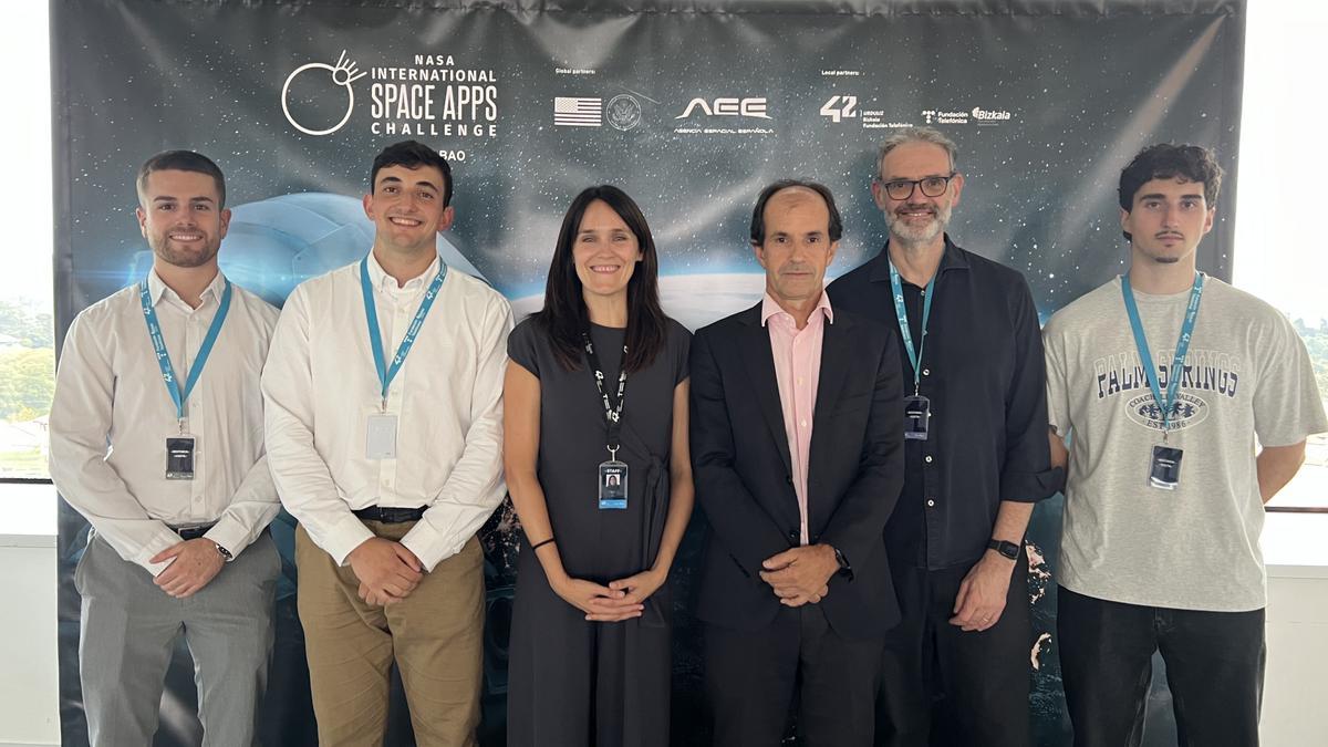 Gorka Alonso, mentor del &#039;hackathon&#039;; Rubén Concejo, &#039;local lead&#039; NASA SpaceApps Bilbao Challenge 2025; Estibaliz León, directora de 42 Urduliz Bizkaia, y Joseba Mariezkurrena, director general de Emprendimiento, Talento y Competitividad Empresarial en DFB; Juan Carlos Cordón y Jorge Concejo, mentores del &#039;hackathon&#039;
