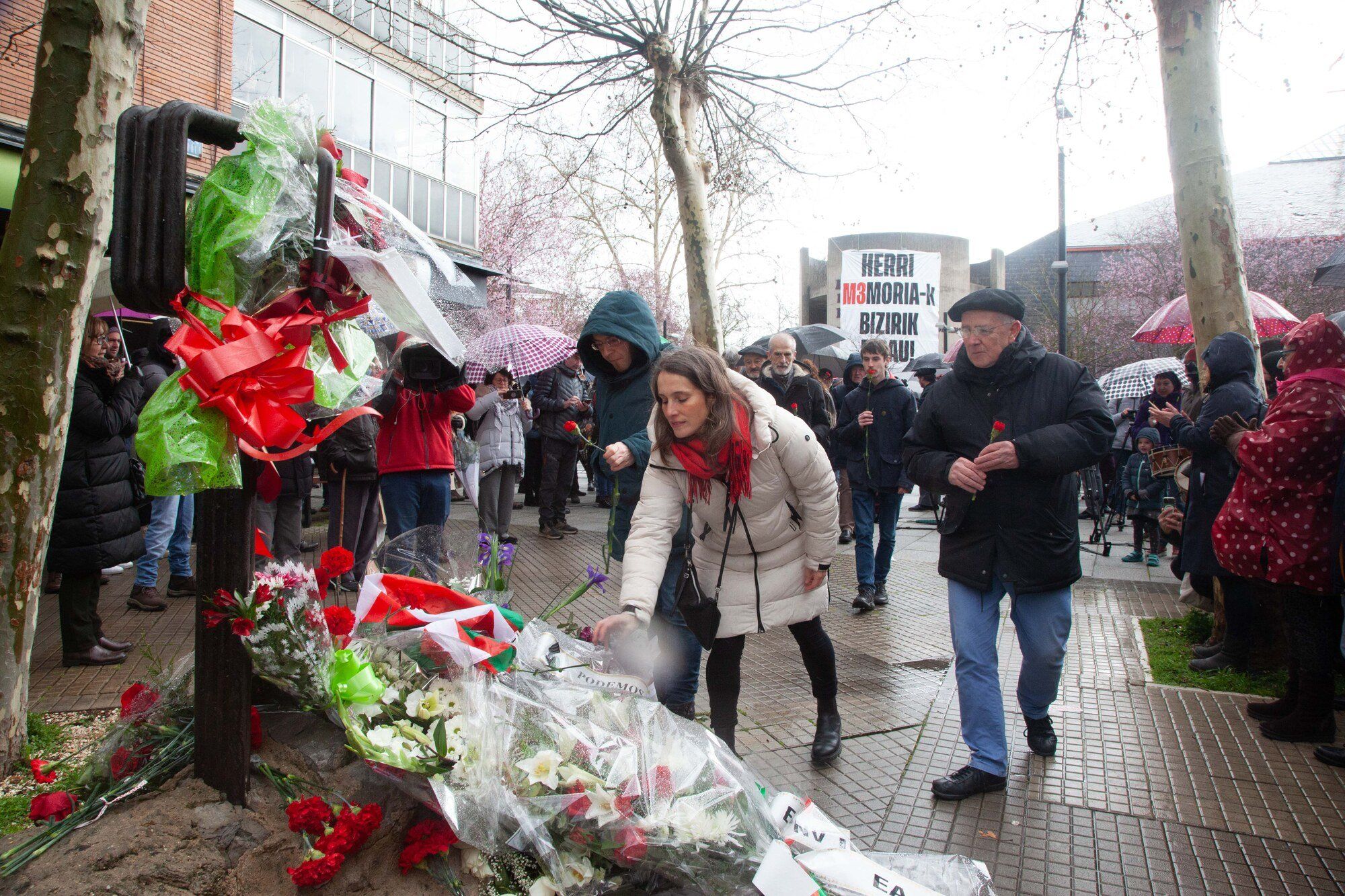 En imágenes: Homenaje en el monolito antes de la manifestación del 3 de Marzo en Vitoria