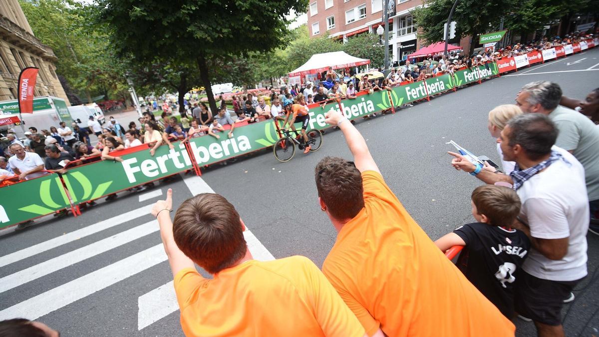 La marea naranja se dejó ver en la meta de Gran Vía.