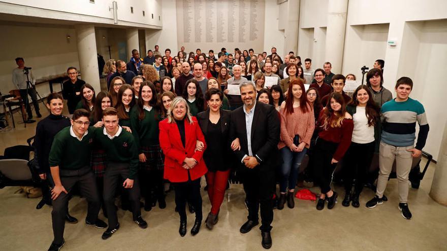 Foto de grupo de todos los integrantes de los proyectos Etwinning reconocidos junto a la consejera Maria Solana, Carlos Medina y Elisa Echenique.