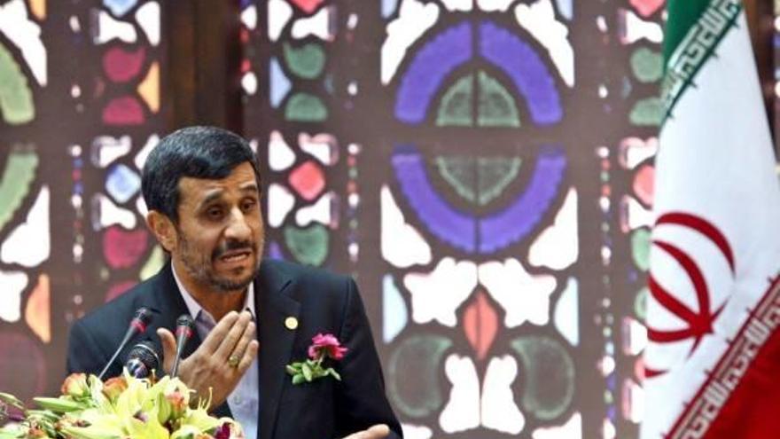 El presidente iraní, Mahmud Ahmadineyad (c), da un discurso durante una ceremonia celebrada en honor de un grupo de expatriados iraníes en Teherán
