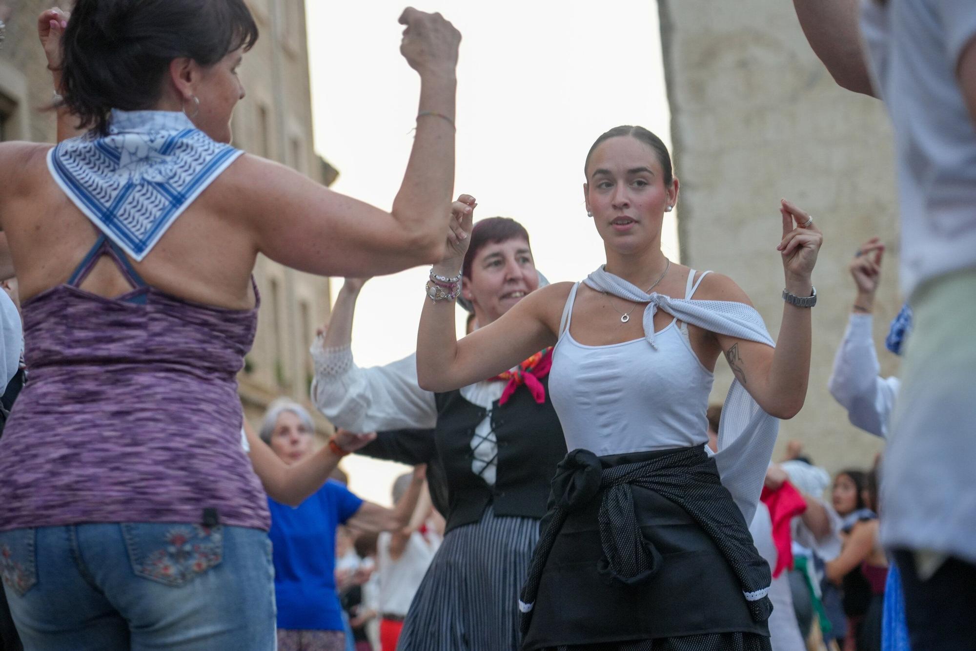 En imágenes: Larrain Dantza y Txulalai en la plaza de Santa María