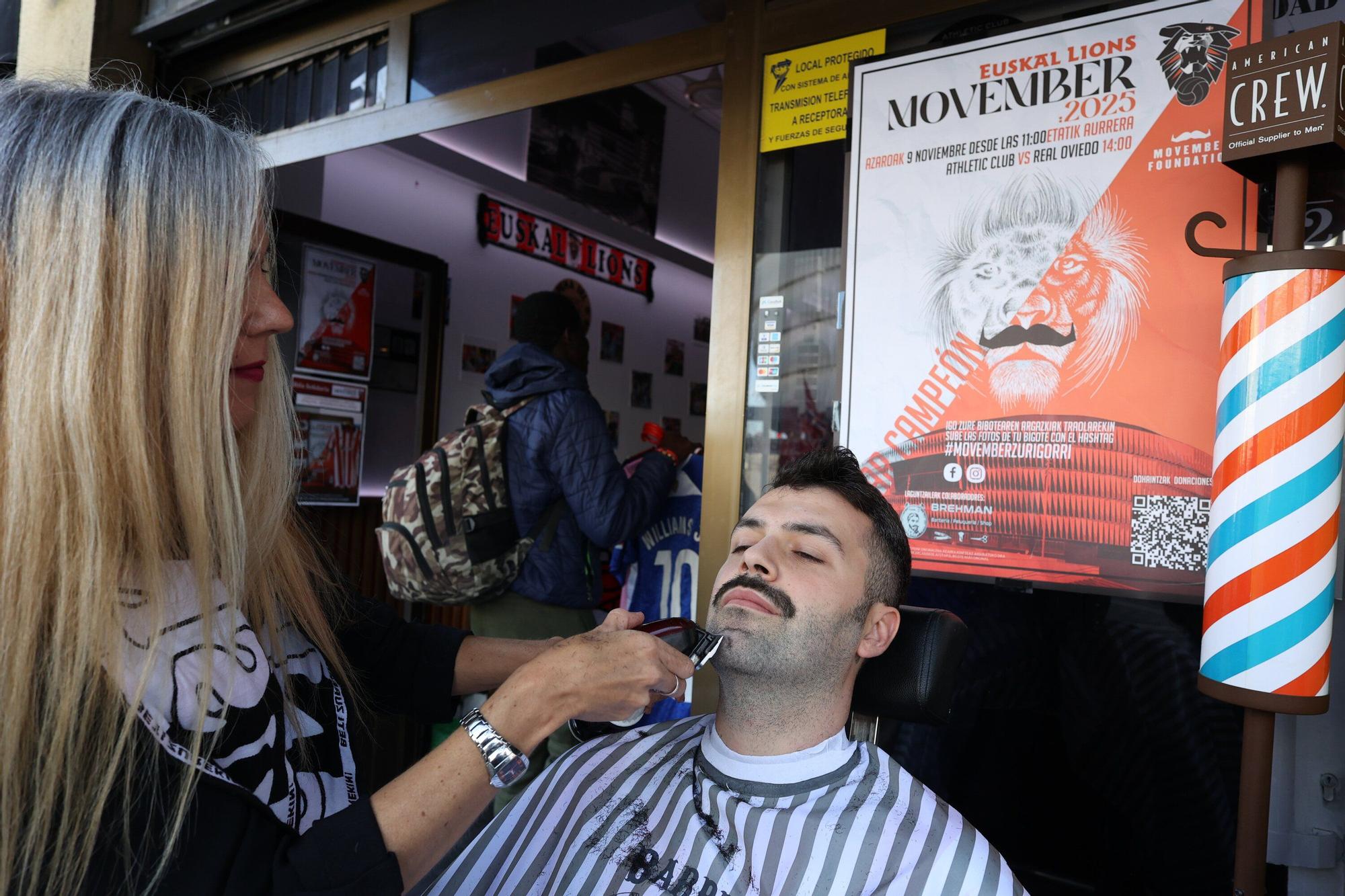 En imágenes: el bar Campeones de Bilbao se transforma en barbería y se une al movimiento solidario Movember