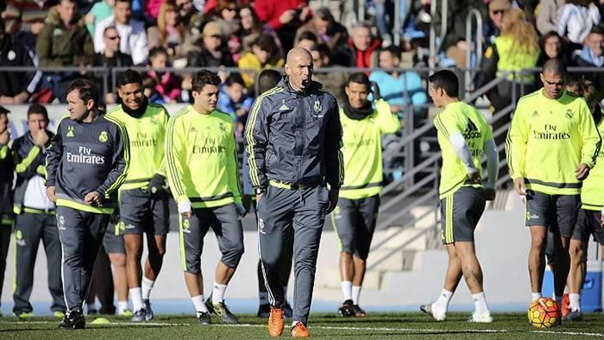 Zidane dirige su primera sesión en Valdebebas