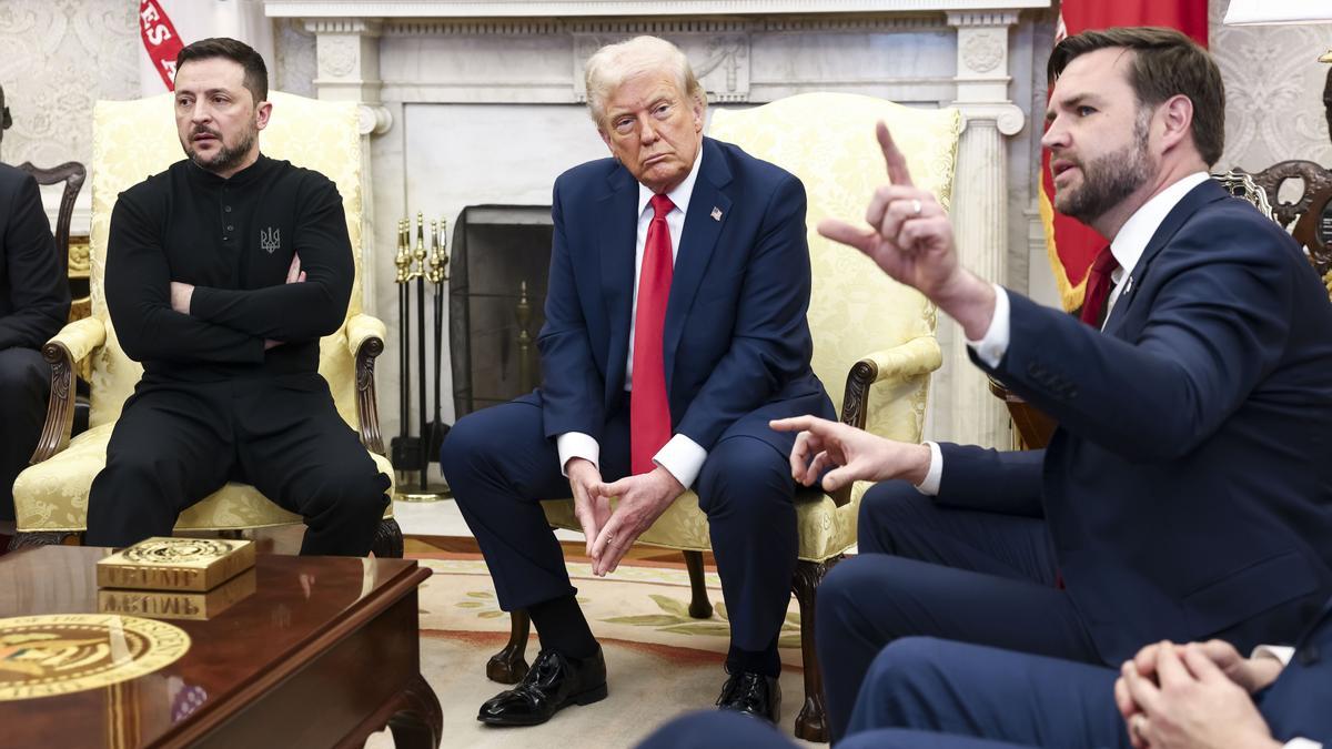 JD Vance (dcha) ejerció de ariete en el ataque de Donald Trump (centro) contra Volodímir Zelenski (izda) en el Despacho Oval.
