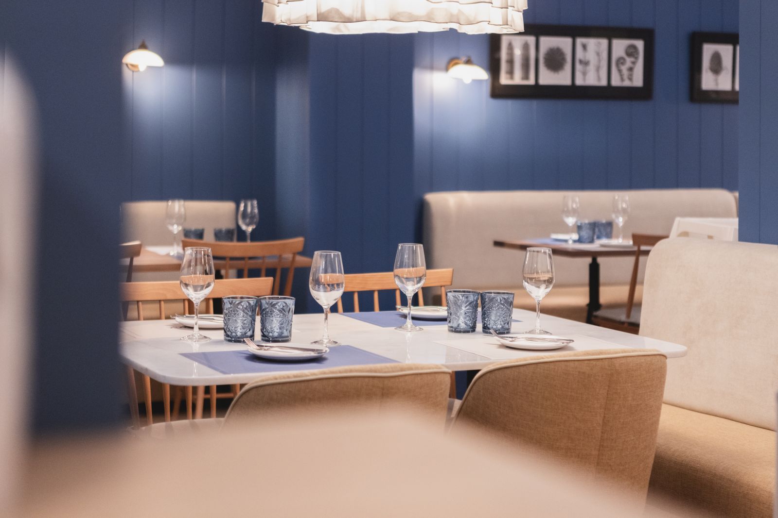 Detalles del comedor, coqueto y acogedor.