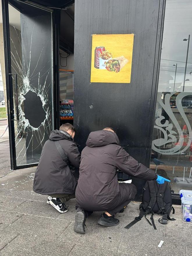 Efectivos policiales recogen pruebas en el kebab asaltado en Salburua