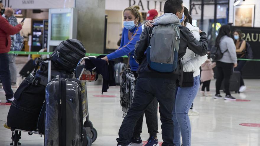 Dos personas se abrazan en el aeropuerto Adolfo Suárez, Madrid-Barajas.