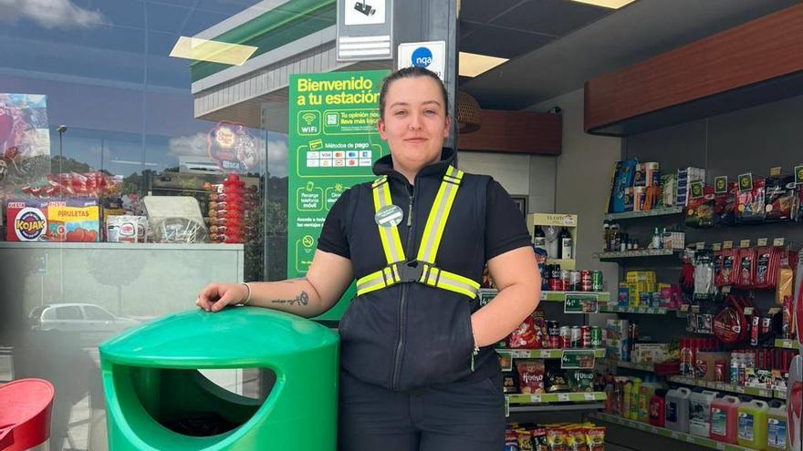 Aroa Mauleón Arza, empleada de la gasolinera de Estella-Lizarra que ha atendido el parto: "Ha sido cuestión de segundos. El bebé ha salido rápido y la mujer se lo ha puesto en el pecho"