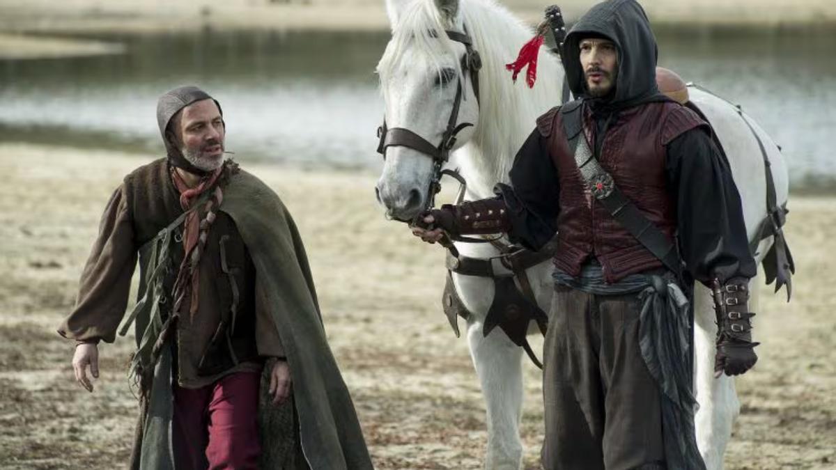 Javier Gutiérrez y David Janer, en una escena de la serie ‘Águila roja’.