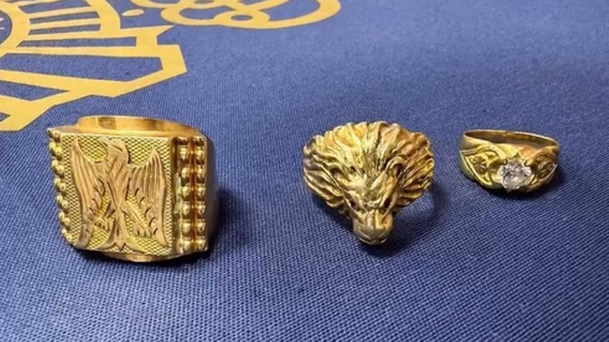 Estas joyas podrían ser tuyas: buscan a los dueños de decenas de joyas robadas por el “abrazo cariñoso”