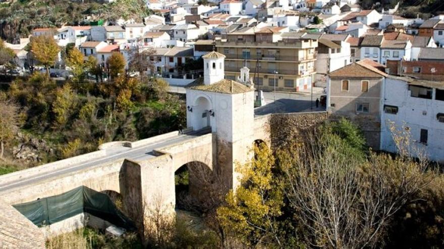 Rescatado tras hacer el pino y caer de un puente en el municipio granadino de Pinos Puente