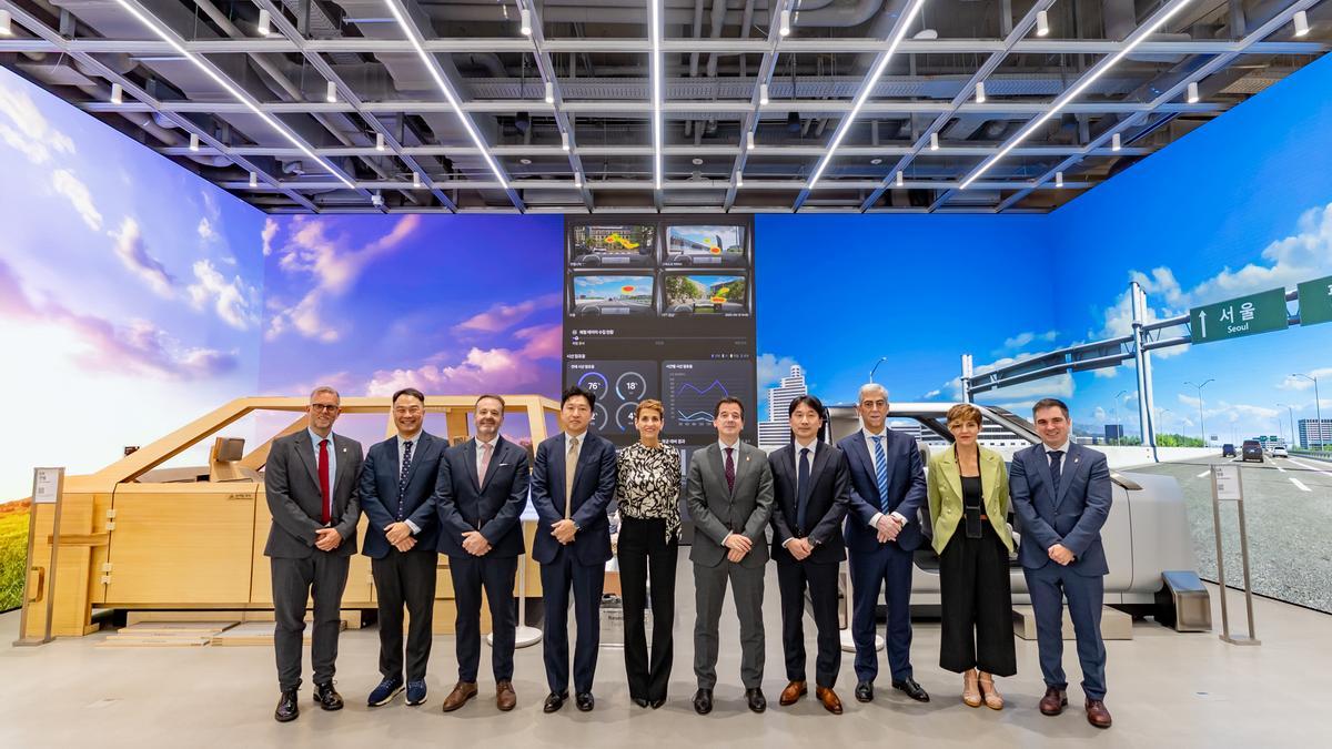 Chivite junto al consejero Irujo e integrantes de la delegación navarra en la República de Corea en su visita a la sede central de Hyundai.