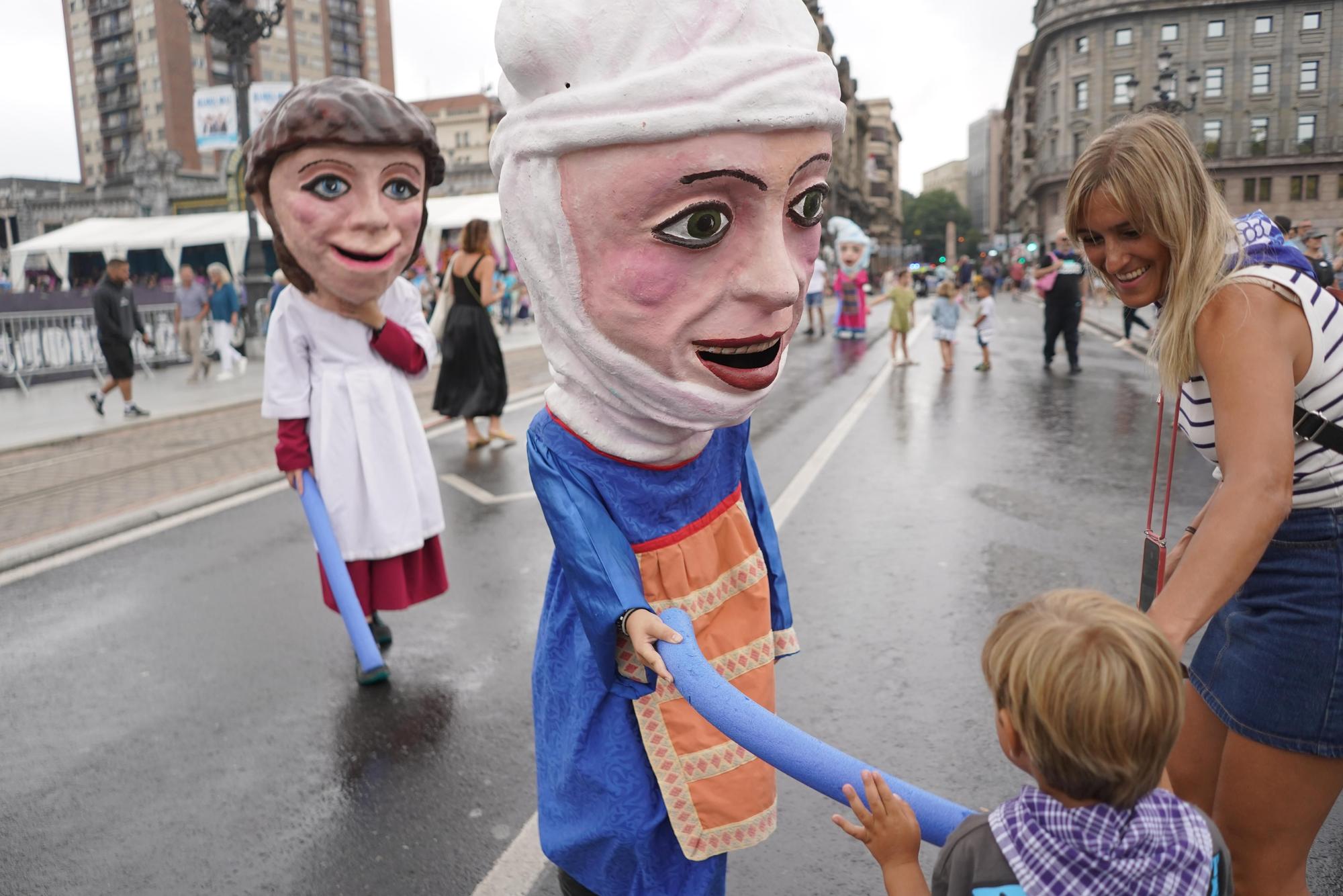 Desfile de gigantes y cabezudos en Aste Nagusia
