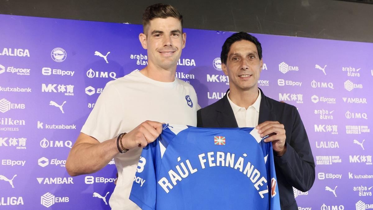 Sergio Fernández posa junto a Raúl Fernández en Mendizorroza