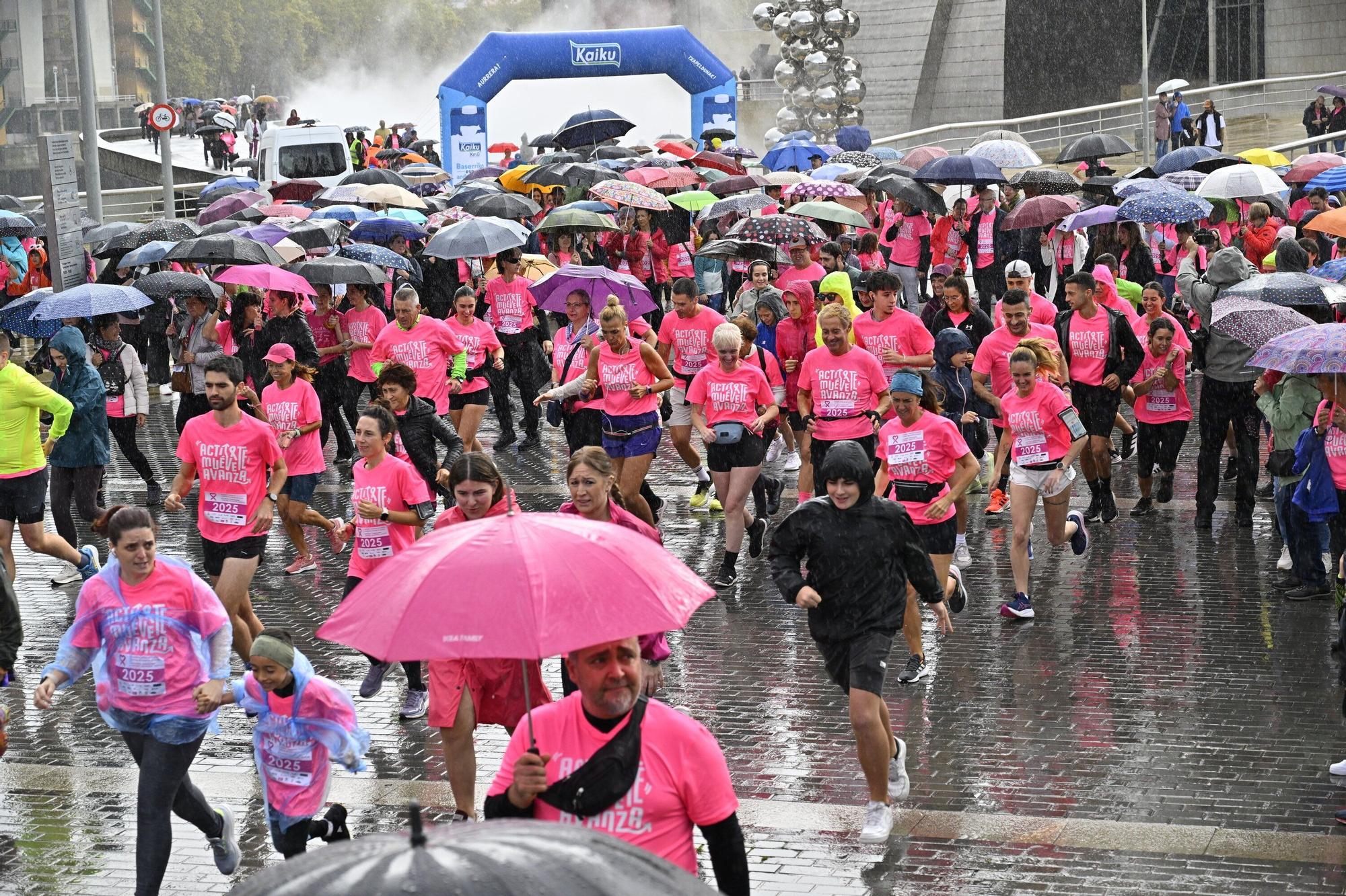 En imágenes: los paraguas tiñen la marea rosa de Bilbao