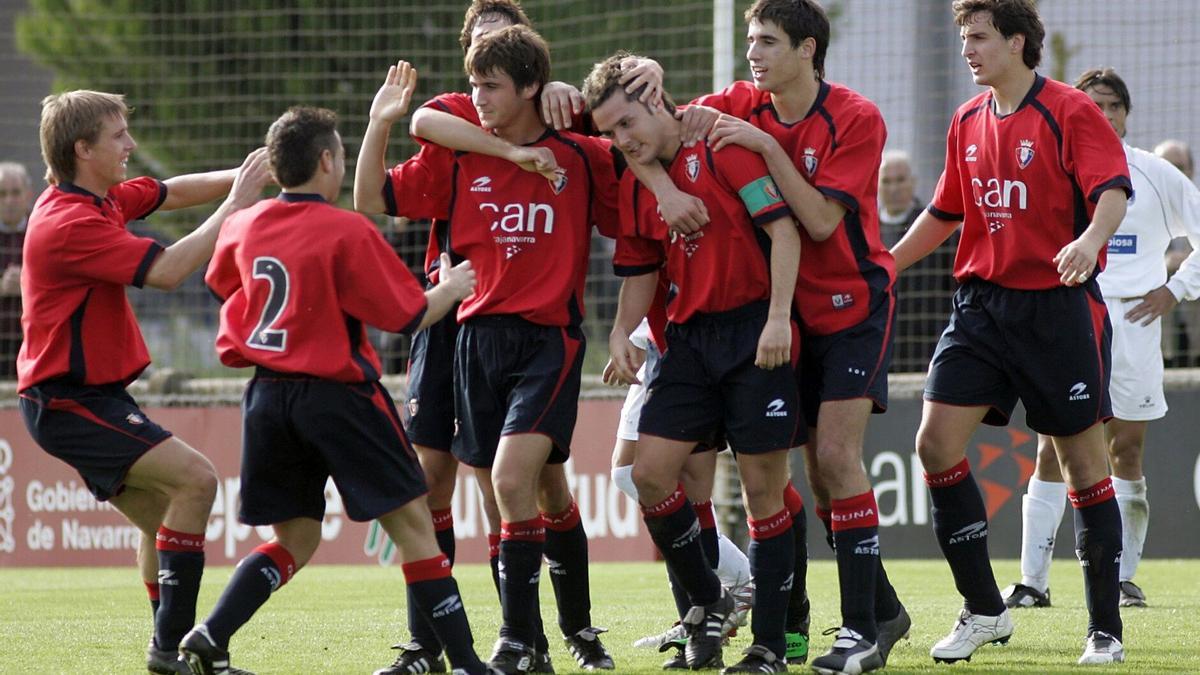 Javi Martínez, en un partido de Osasuna Promesas, abraza al capitán Casado. Junto a ellos, Nacho Monreal, el delantero Arrubarrena, Iván Martínez, el central Astiz y Oier Sanjurjo. Era noviembre de 2005.