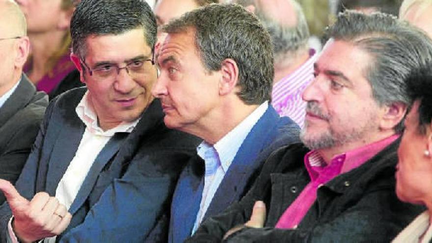Jesús Eguiguren, en un acto de partido celebrado en 2011, junto a Zapatero que conversa con Patxi López.