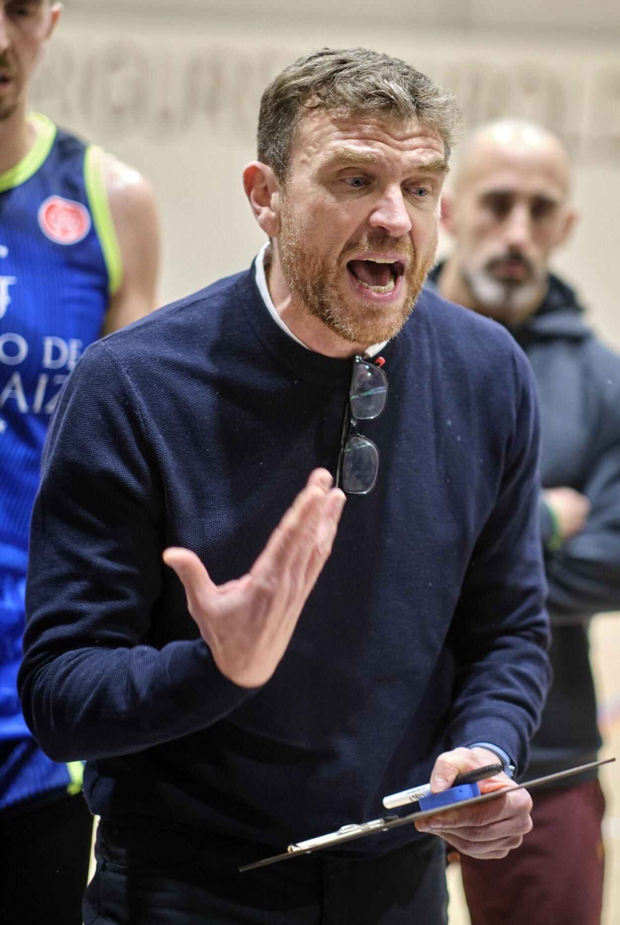 César Rupérez, dirigiendo al equipo.