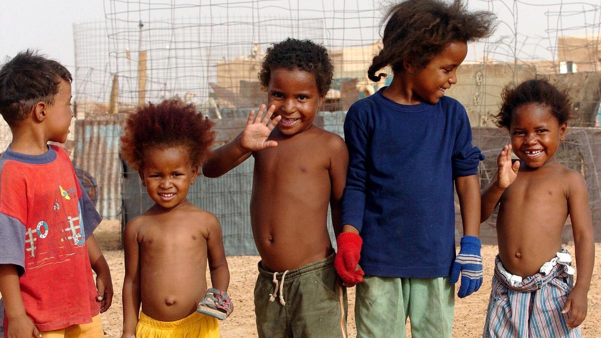Varios niños saludan en uno de los campamentos de refugiados saharaui.