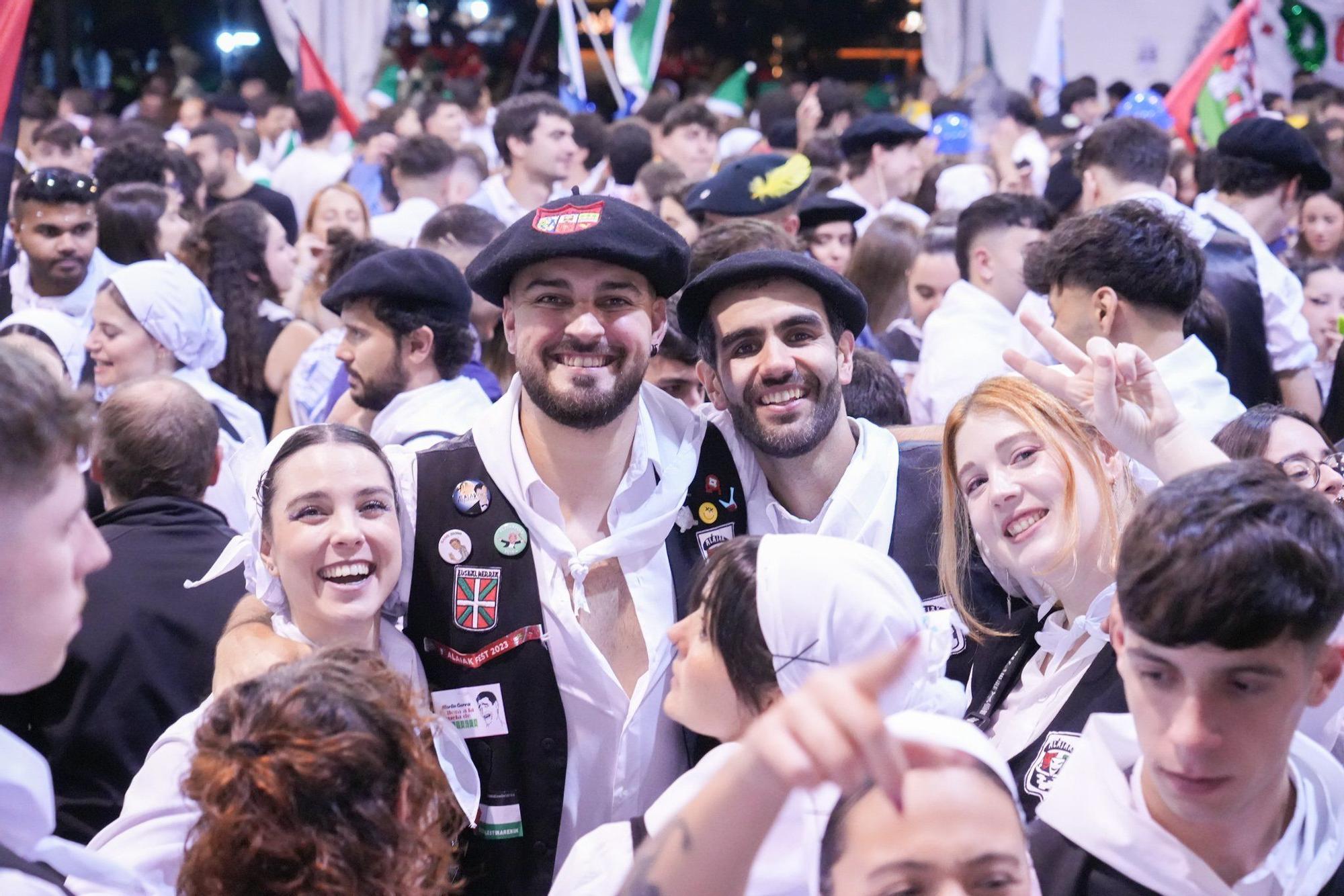 Yeray González da la salida a la intensa maratón de 9 días de fiestas de Basauri con las cuadrillas invadiendo las calles