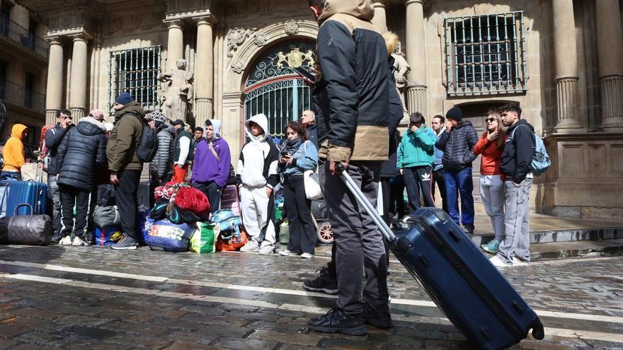 Desalojados del convento de Aranzadi: "No sabemos dónde vamos a dormir a partir de ahora"