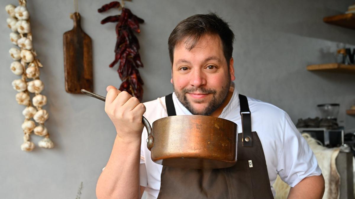 Los guisos son las especialidad de Julen Bergantiños.
