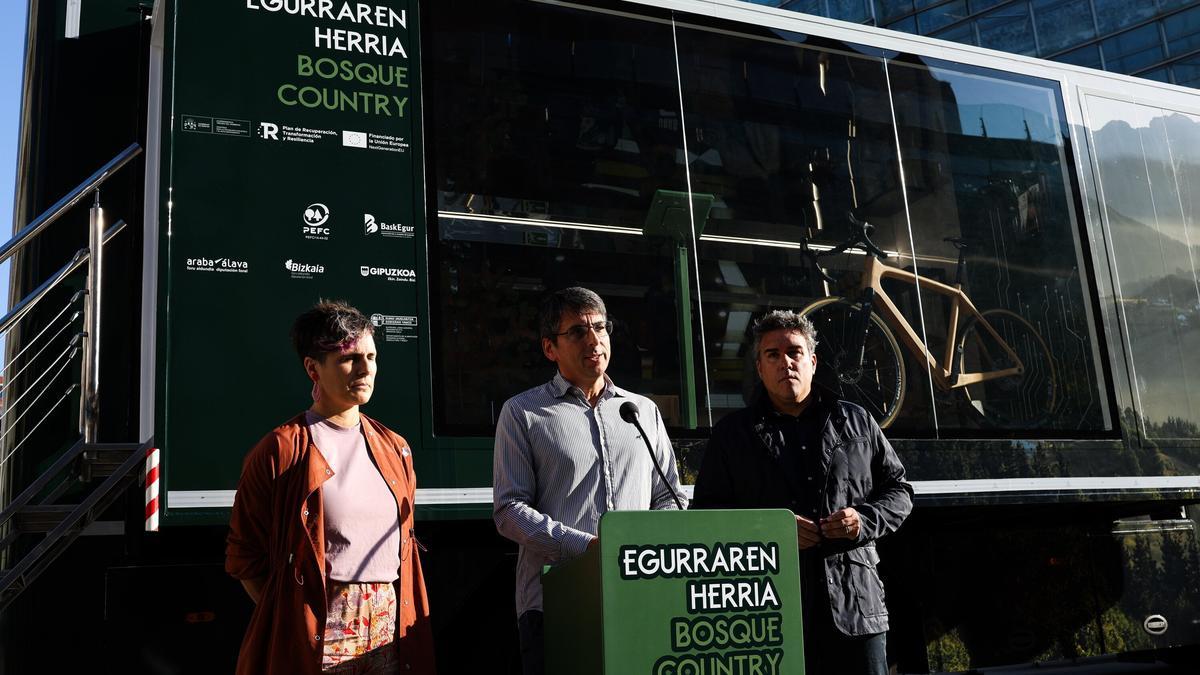 Un momento de la presentación de la exposición &#039;Egurraren herria. Bosque Country&#039; instalada en la plaza Bizkaia de Bilbao.