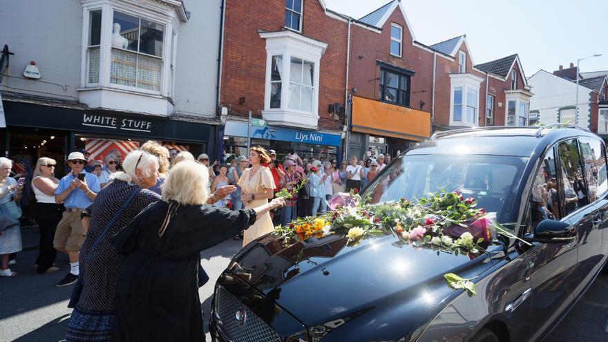 Miles de personas despiden el féretro con los restos de Bonnie Tyler en su Gales natal