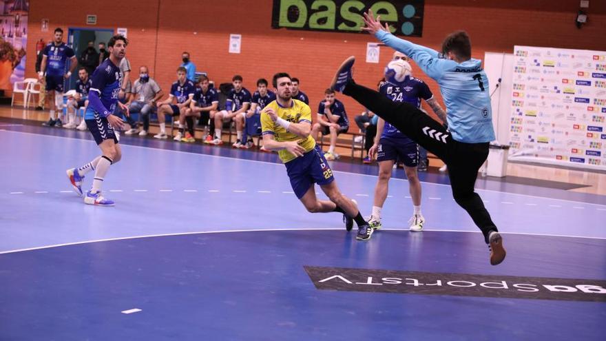 Azkue lanza un balón a portería, en el partido disputado ayer en Benidorm