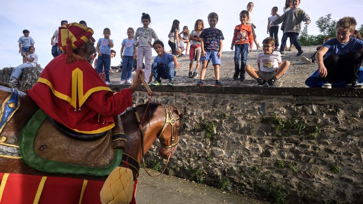 Un zaldiko, ante la mirada de los txikis, este sábado en el Caballo Blanco.