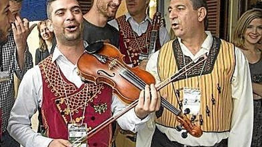 Zipreko Ktima Folklore elkarteko kideak, atzo Donostian.