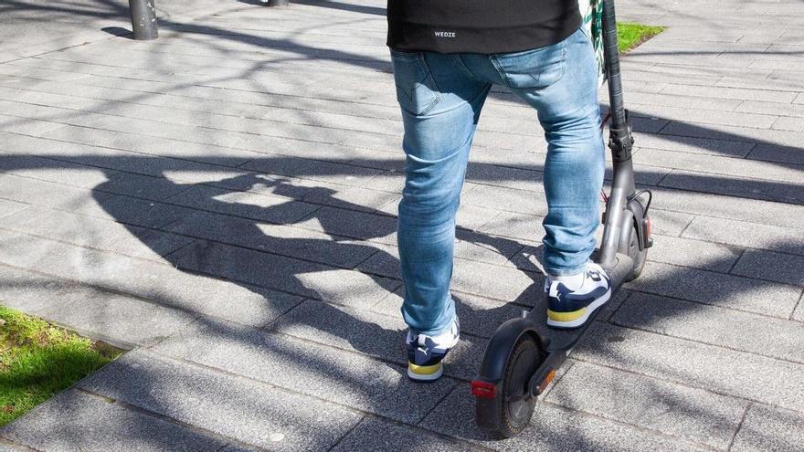 Herido muy grave un hombre de 38 años tras caer de su patinete en Pamplona