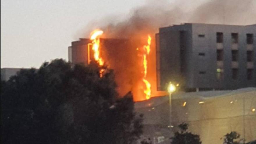 Un grave incendio obliga a evacuar el hospital Santa Lucía de Cartagena