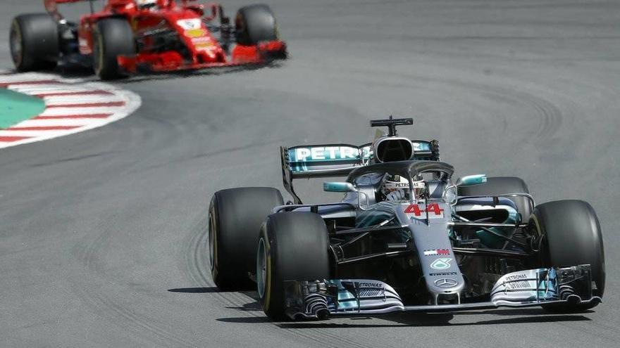 El piloto británico de Mercedes, Lewis Hamilton, seguido por el alemán de Ferrari, Sebastian Vettel, durante el GP de España de Formula Uno que se disputa en el Circuito de Barcelona-Cataluña.