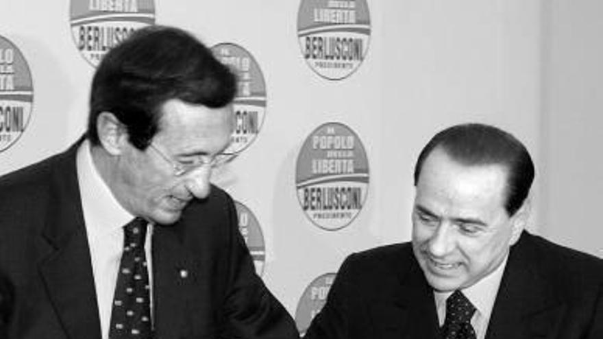 Berlusconi y Fini sellan públicamente su ruptura durante el congreso del PDL