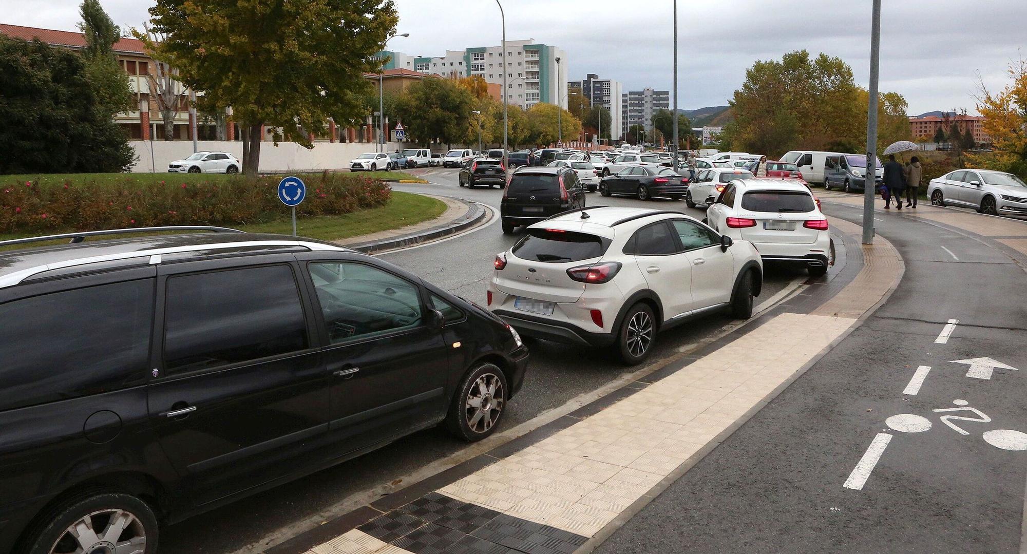 Movilización vecinal en la Txantrea contra los coches mal aparados a la salida del colegio