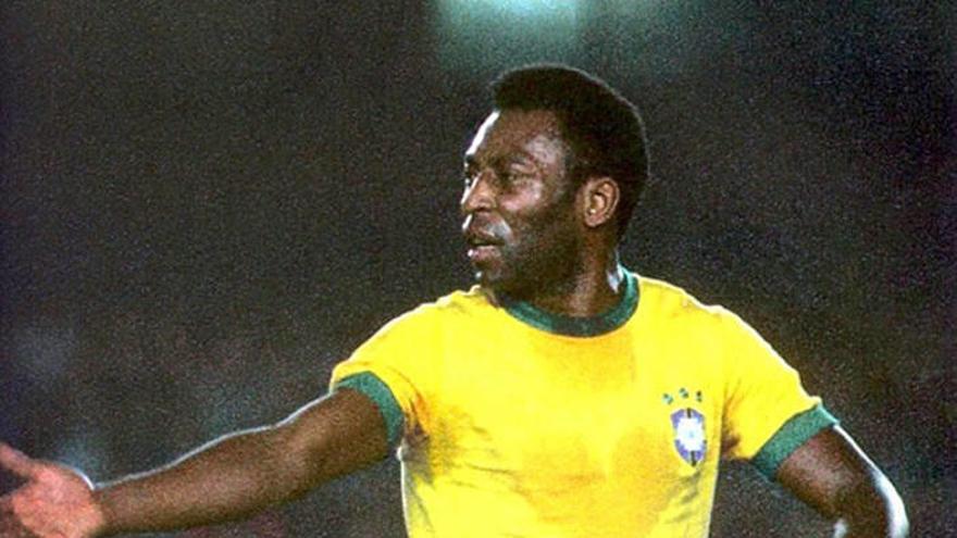 Pelé, en un partido con Brasil.