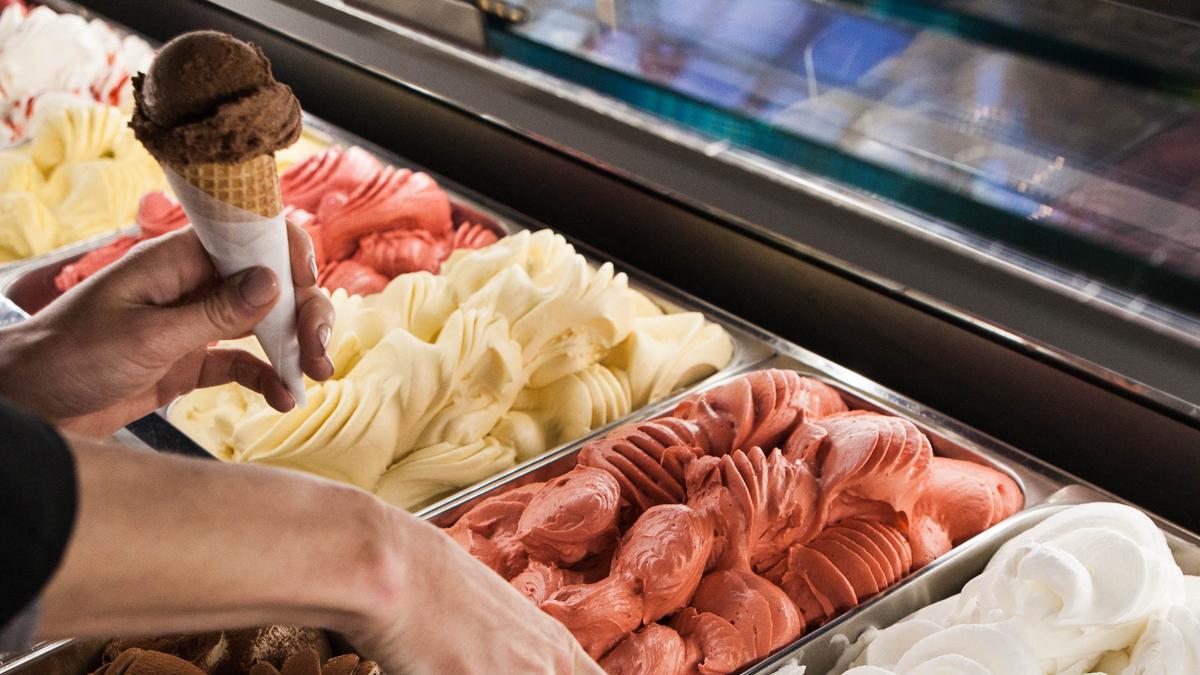 Preparado un helado en el tradicional cucurucho de barquillo.