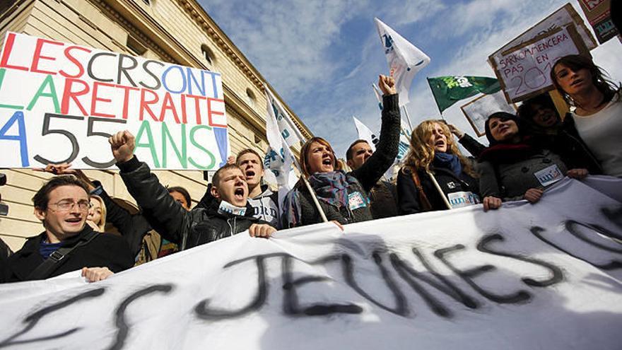 Estudiantes de varias universidades francesas se manifiestan en contra de la ley de reforma del sistema de pensiones en París.