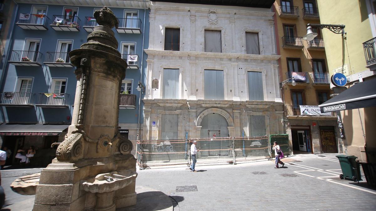 Fachada del Palacio Marqués de Rozalejo durante las obras de rehabilitación.