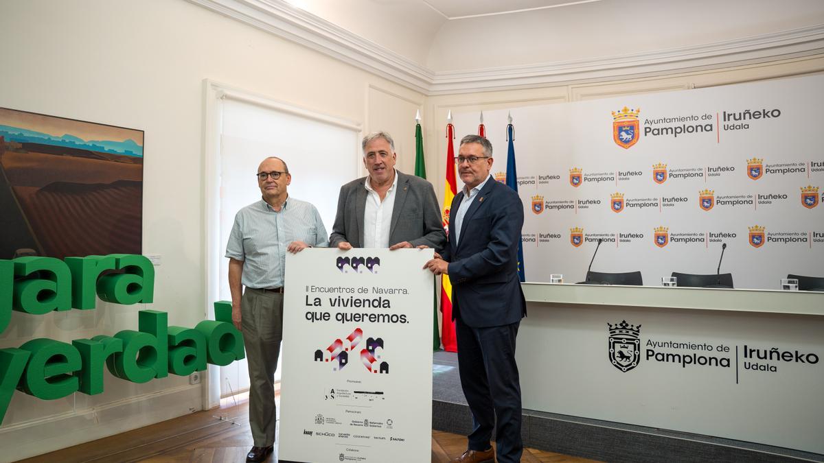 Presentación con el arquitecto Patxi Mangado, el alcalde de Pamplona, Joseba Asiron, y el consejero de Universidad, Innovación y Transformación Digital, Juan Luis García Martín.