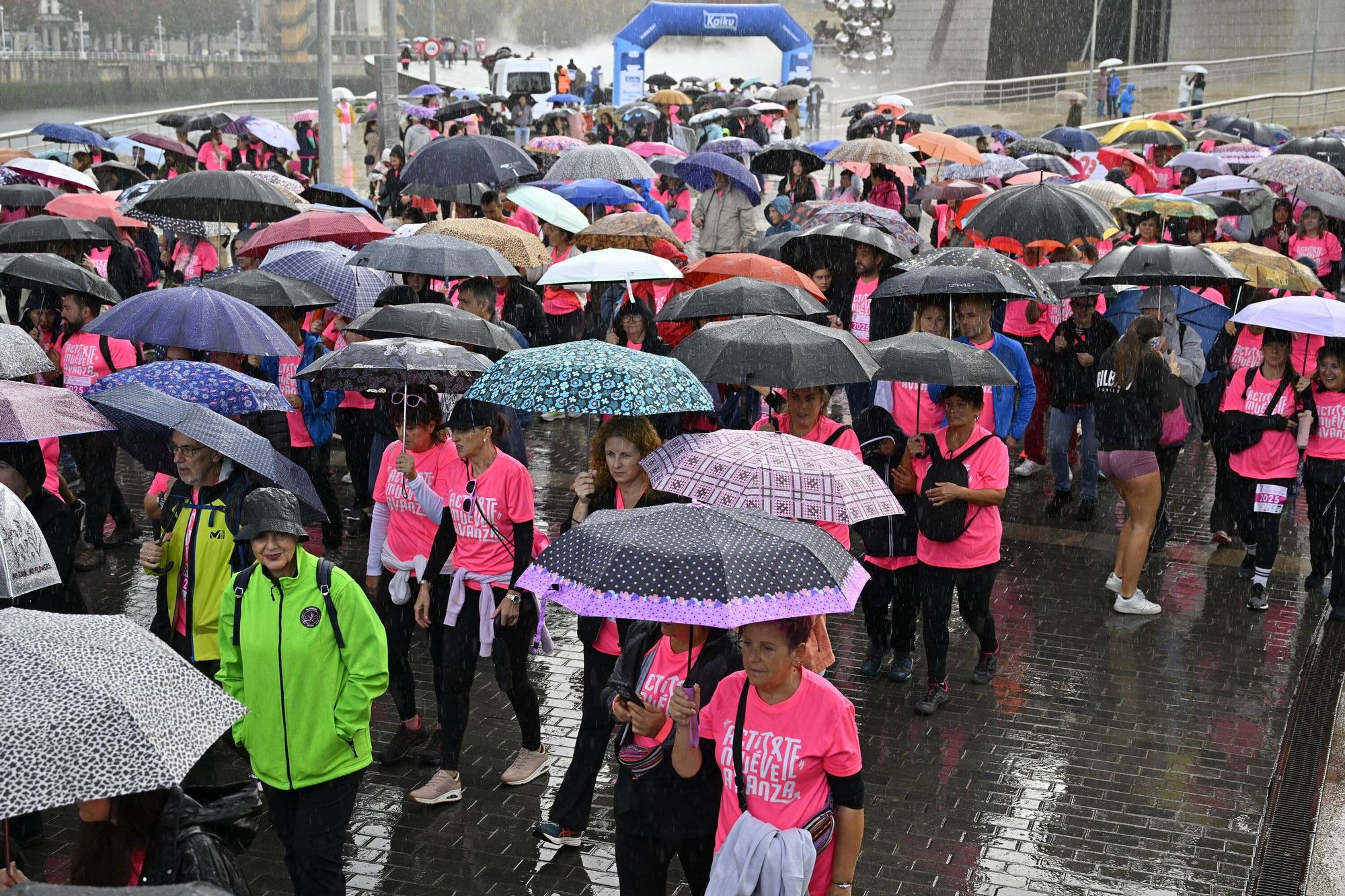 En imágenes: los paraguas tiñen la marea rosa de Bilbao
